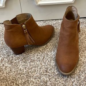 Vionic camel bootie size 8